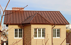 Металлочерепица Капелла винно-красный крыша фото