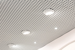 Потолки Грильято со встроенными светильниками фото