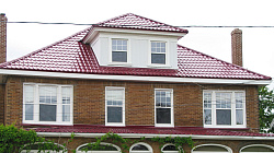 Монтеррей винно-красный дом крыша фото