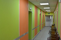 Панели Vekoroom на стенах коридора разные цвета