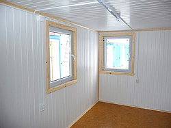 Вагонка ПВХ белая на стенах бытовки фото