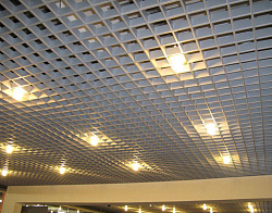 Потолки Грильято металлик со встроенными светильниками фото