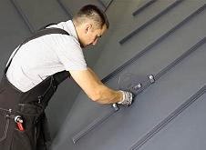 Установка снегозадержателей Grand Line на фальцевую крышу