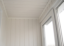 Панель ПВХ Белая на балконе фото
