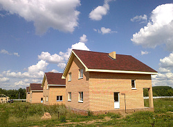 Ондувилла на крыше двухэтажного дома фото