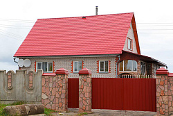 Монтеррей коричнево-красный на кровле дома фото