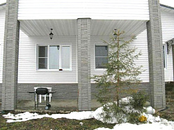 Сайдинг Белый и серые колонны фото