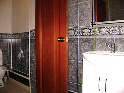 Панель ПВХ Леон черный в ванной фото