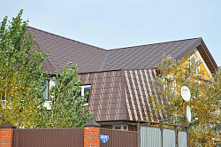 Металлочерепица Капелла шоколад на кровле фото