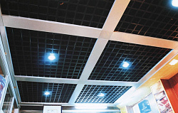 Черный потолок Грильято фото