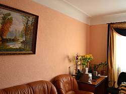 Шелковая штукатурка оранжевая в комнате фото