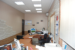 Камень белый Альта-Профиль на стене кабинета фото