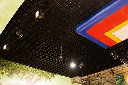 Черный потолок Грильято со встроенными светильниками фото