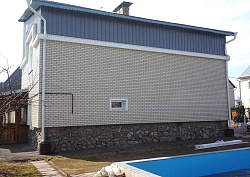 Кирпич Белый и Сайдинг Квадрохаус техно фото