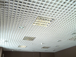 Ячеистый потолок Грильято белого цвета фото