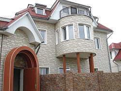 Альта-Профиль Камень белый на полукруглом фасаде фото