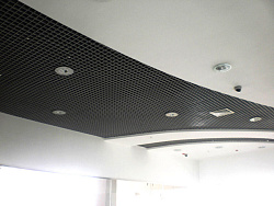 Черный потолок из ячеек Грильято фото