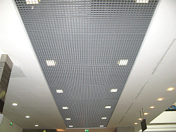 Сочетание подвестных потолков Грильято и потолочных плит фото