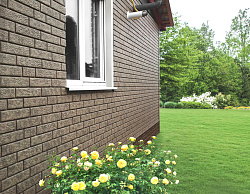 Фасадная панель Ю-Пласт Кирпич бежевый фасад фото