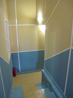 Отделка коридора панелями Vekoroom Джинса и Шампань фото