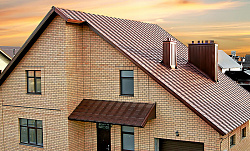 Металлочерепица Капелла шоколад на крыше дома фото