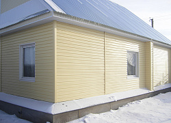 Сайдинг желтый на фасаде фото