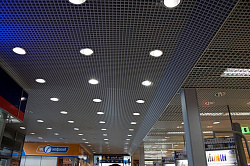 Потолки Грильято в интерьере ТЦ фото