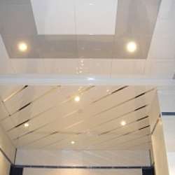 Алюминиевые кассетные потолки Cesal Белый матовый и Металлик серебристый фото