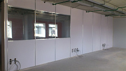 Алюминиевый профиль для перегородок с остеклением на объекте фото