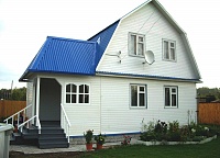 Сайдинг белый синяя крыша
