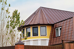 Металлочерепица Капелла винно-красный фото