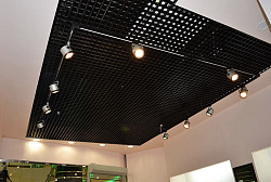 Черные подвесные потолки Грильято фото