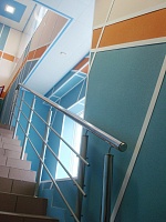 Отделка лестницы панелями Векорум ваниль, джинса и кармин