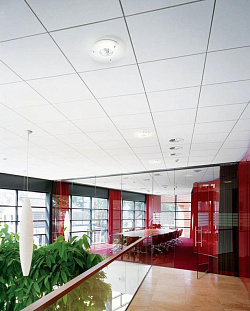 Белые потолки Армстронг в интерьере офиса фото