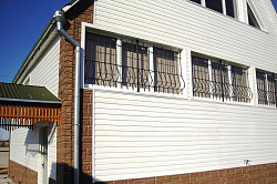 Альта-Сайдинг Белый и Камень бежевый фото