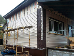 Сайдинг бежевый фасад монтаж фото