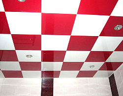 Алюминиевые кассетные потолки Cesal Бордо и Белый матовый комбинация фото