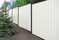 Профлист СС-10 белый на заборе фото