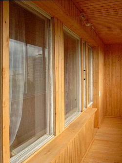 Деревянная вагонка на балконе фото