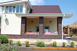 Блокхаус Бежевый  и Фасадная панель Камень жжёный Альта-Профиль фасад фото