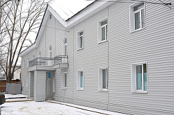 Сайдинг светло-серый на стене дома фото