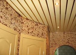 Реечные потолки Cesal в коридоре квартиры фото