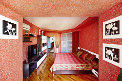 Яркие жидкие обои в спальне фото