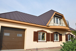 Металлочерепица Капелла шоколад на крыше фото