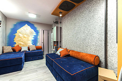 Рисунок из жидких обоев на стене комнаты фото