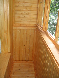 Евровагонка в отделке балкона фото