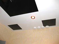 Алюминиевые кассетные потолки Cesal Белый матовый и Черный жемчуг фото