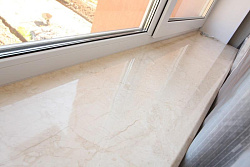 Подоконник Крем Де Турке на окне фото