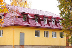 Монтеррей винно-красный на кровле дома фото