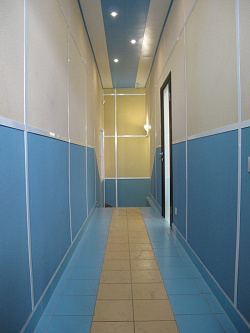 Отделка панелями Vekoroom Джинса и Шампань коридор фото